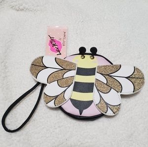 Ⓜ️Betsey Johnson Bumblebee Wristlet